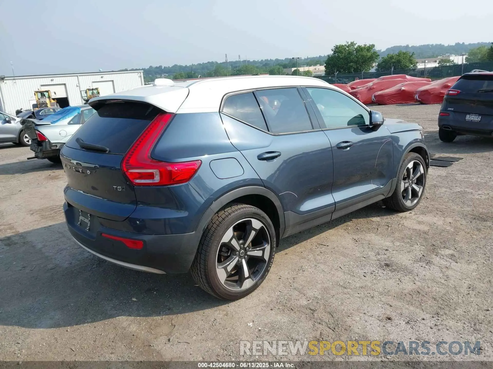 4 Photograph of a damaged car YV4162UK1M2464500 VOLVO XC40 2021