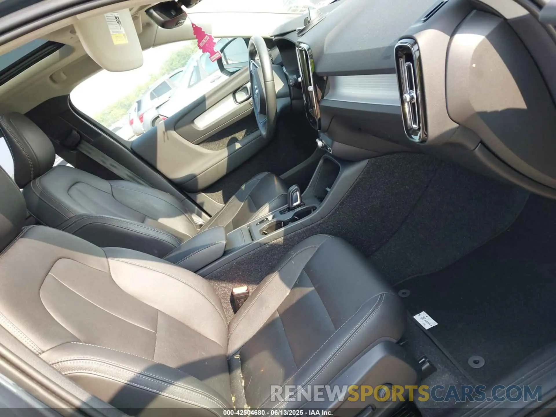 5 Photograph of a damaged car YV4162UK1M2464500 VOLVO XC40 2021