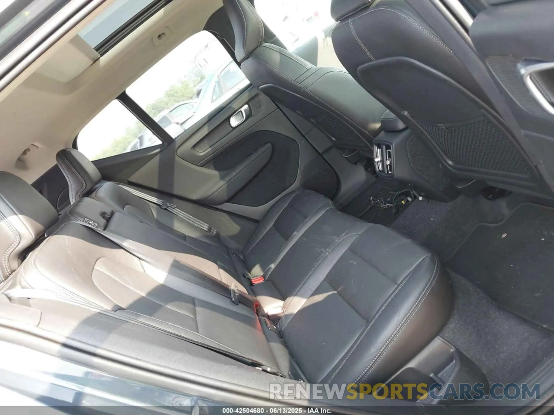 8 Photograph of a damaged car YV4162UK1M2464500 VOLVO XC40 2021