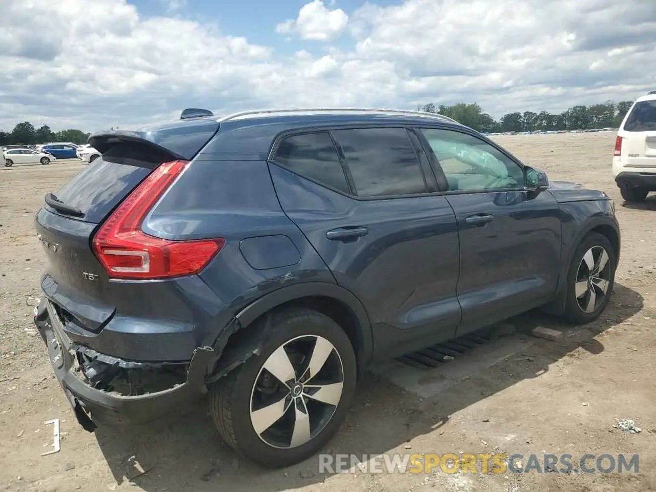 3 Photograph of a damaged car YV4162UK2M2465901 VOLVO XC40 2021