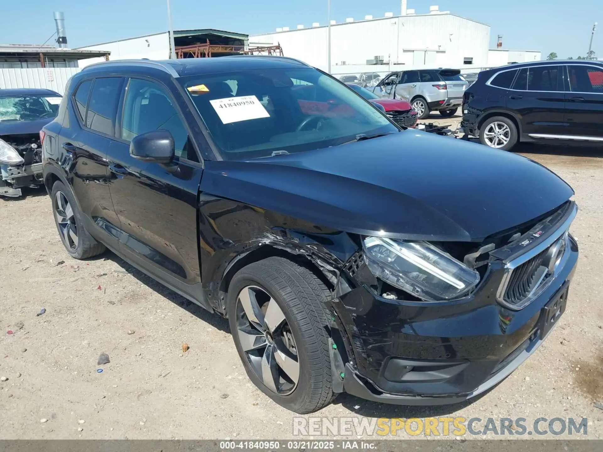 1 Photograph of a damaged car YV4162UK3M2415542 VOLVO XC40 2021