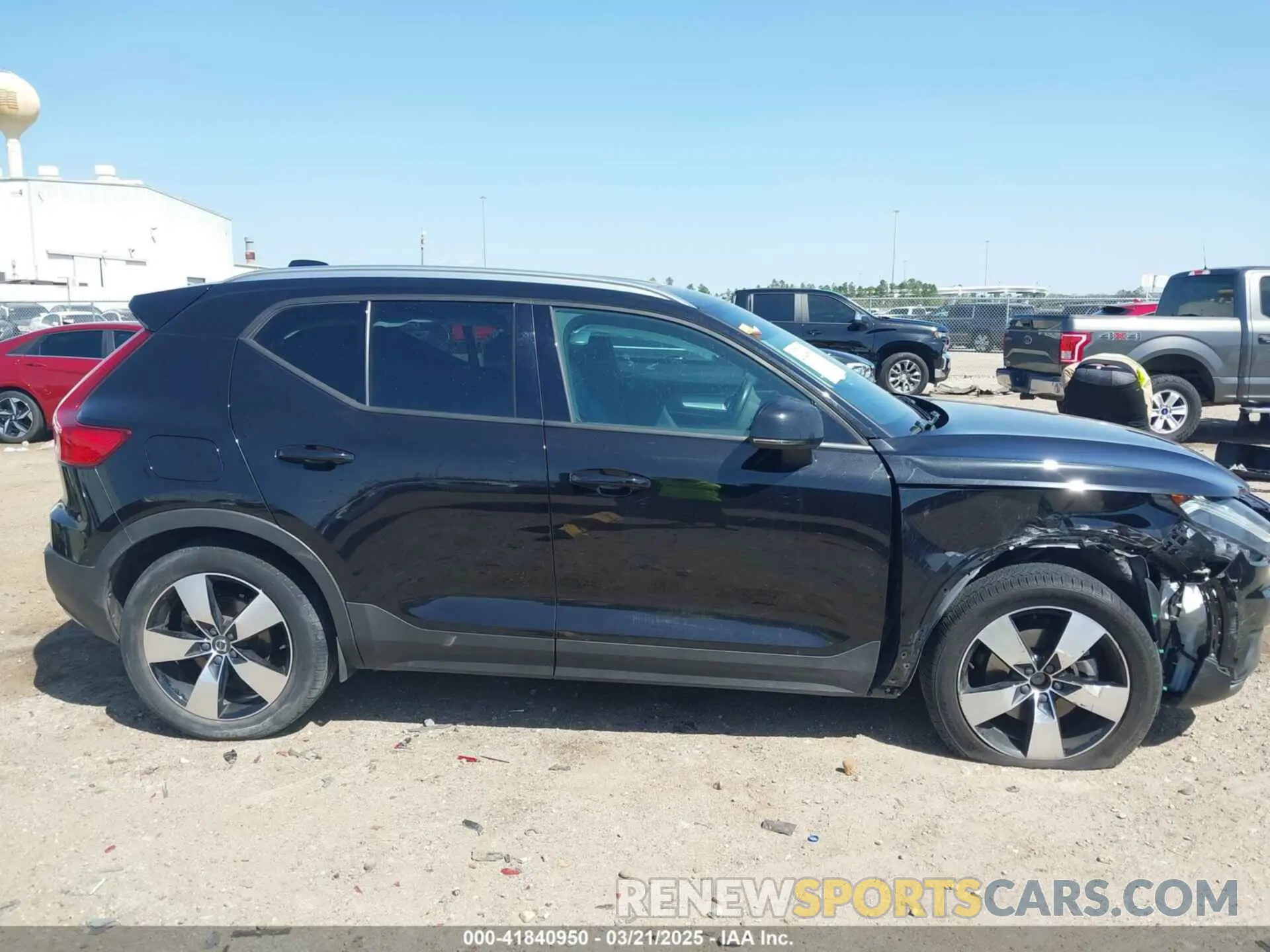 13 Photograph of a damaged car YV4162UK3M2415542 VOLVO XC40 2021