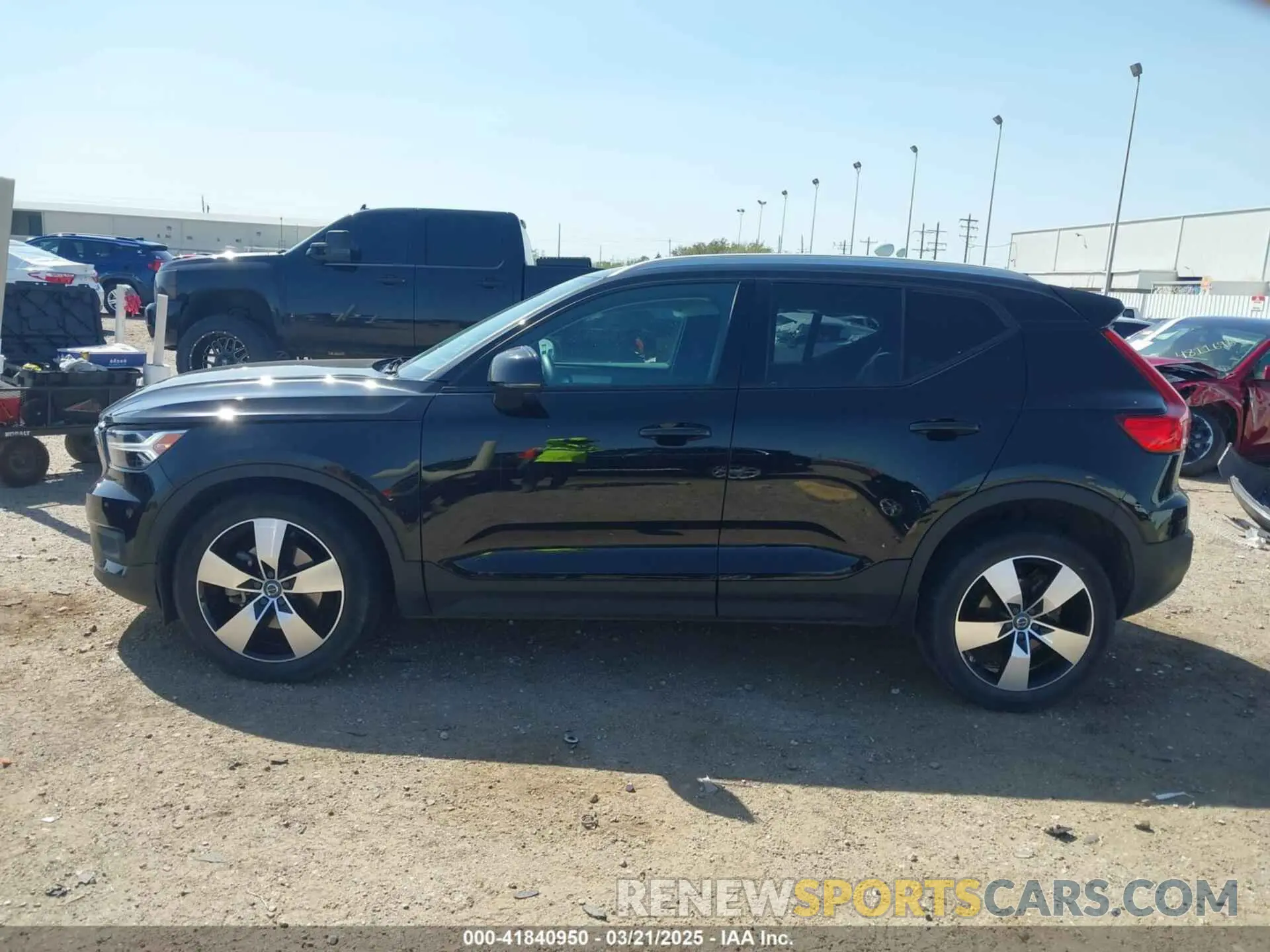 14 Photograph of a damaged car YV4162UK3M2415542 VOLVO XC40 2021
