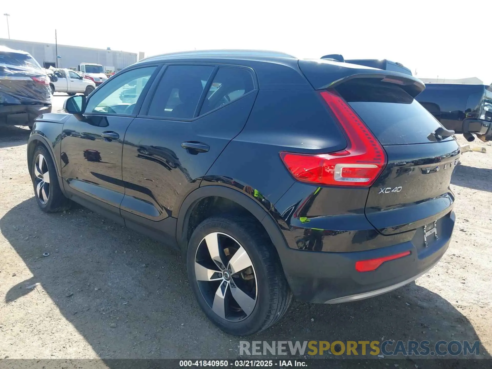 3 Photograph of a damaged car YV4162UK3M2415542 VOLVO XC40 2021