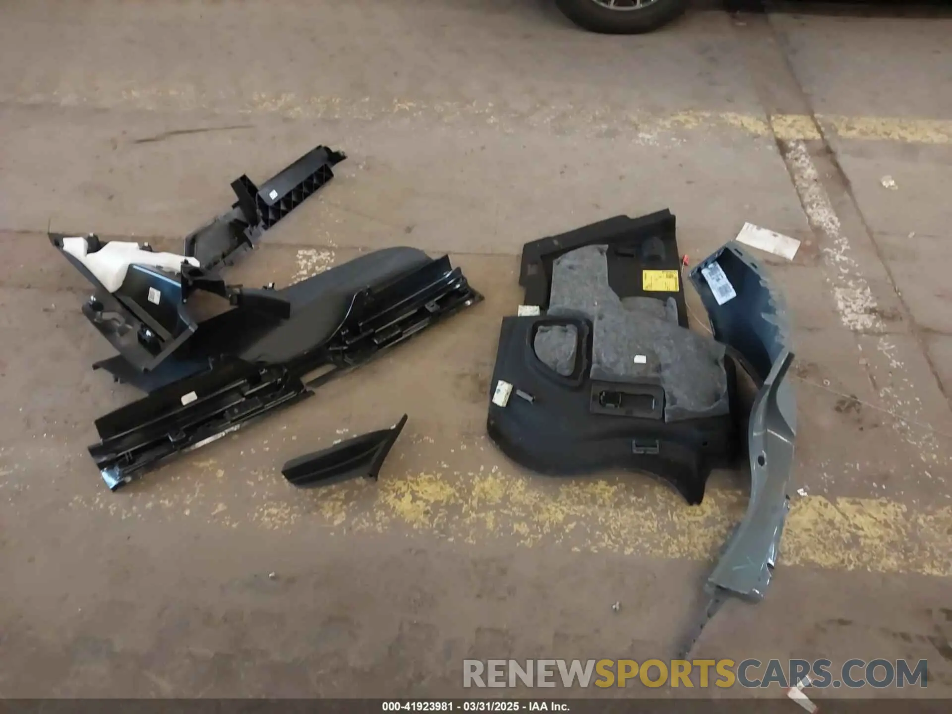 12 Photograph of a damaged car YV4162UK3M2416447 VOLVO XC40 2021