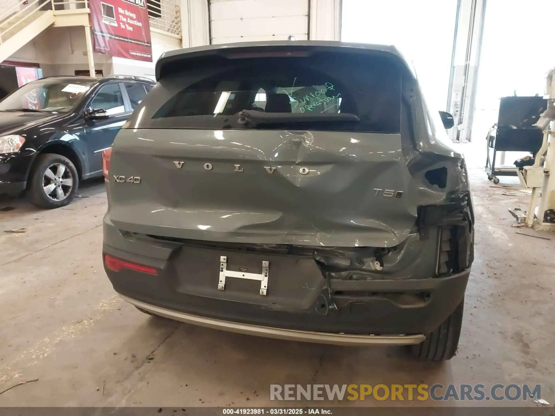 17 Photograph of a damaged car YV4162UK3M2416447 VOLVO XC40 2021