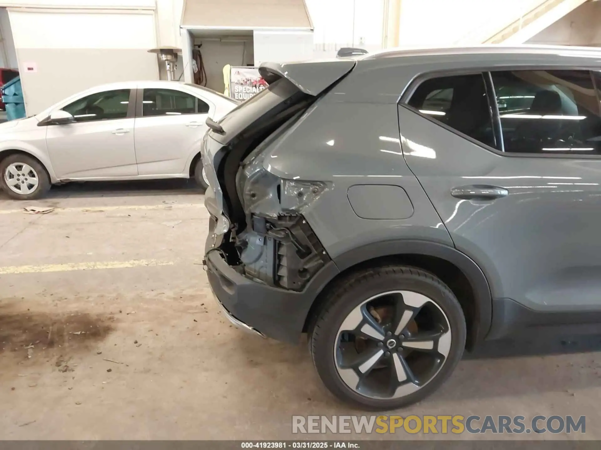 21 Photograph of a damaged car YV4162UK3M2416447 VOLVO XC40 2021