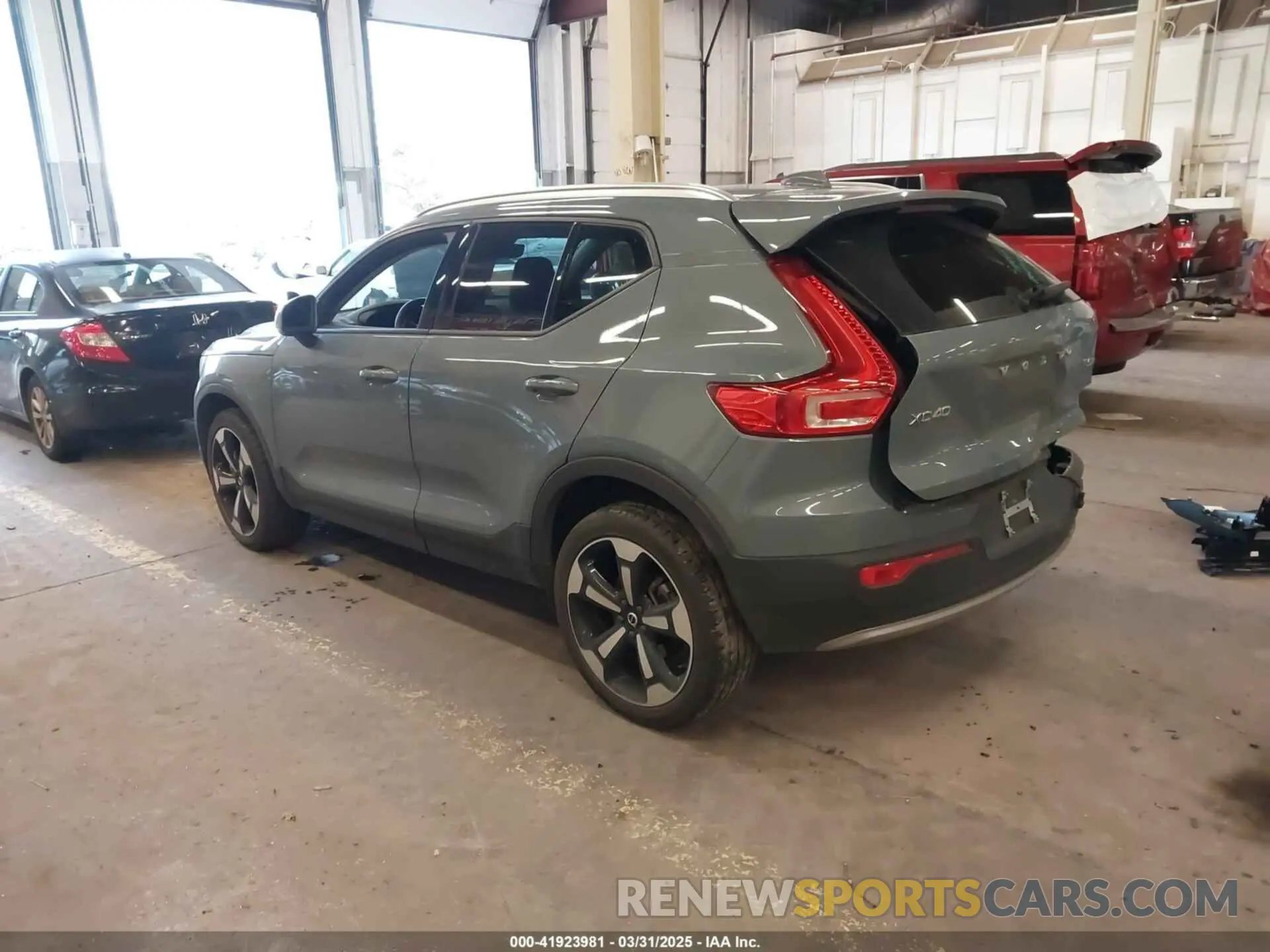 3 Photograph of a damaged car YV4162UK3M2416447 VOLVO XC40 2021