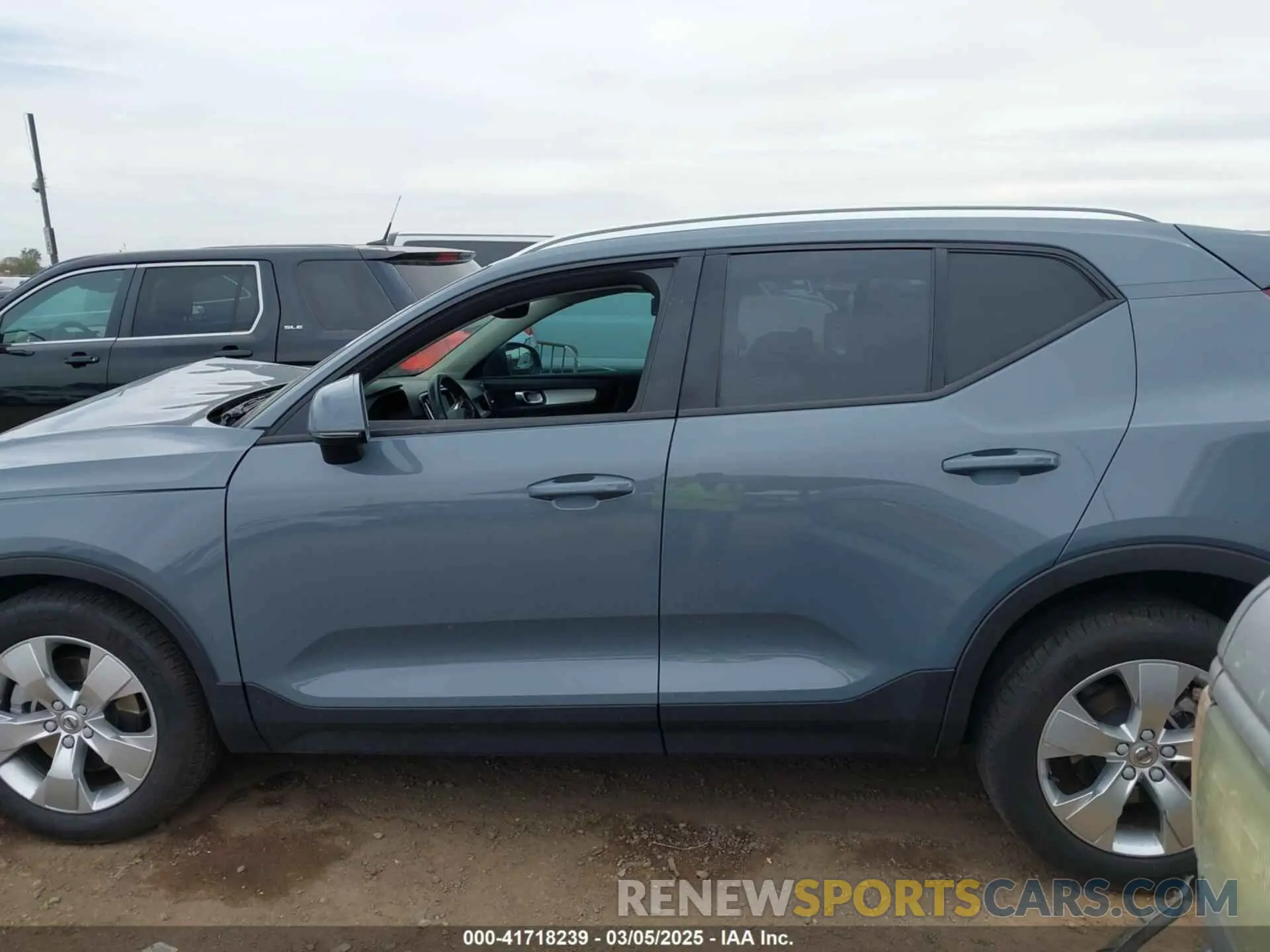13 Photograph of a damaged car YV4162UK3M2473571 VOLVO XC40 2021