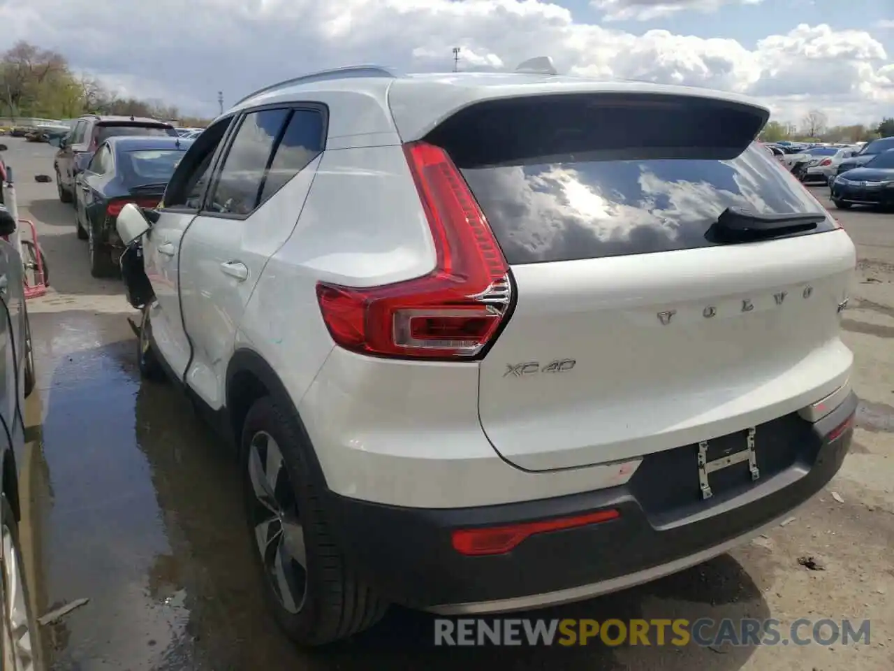 3 Photograph of a damaged car YV4162UK3M2482531 VOLVO XC40 2021