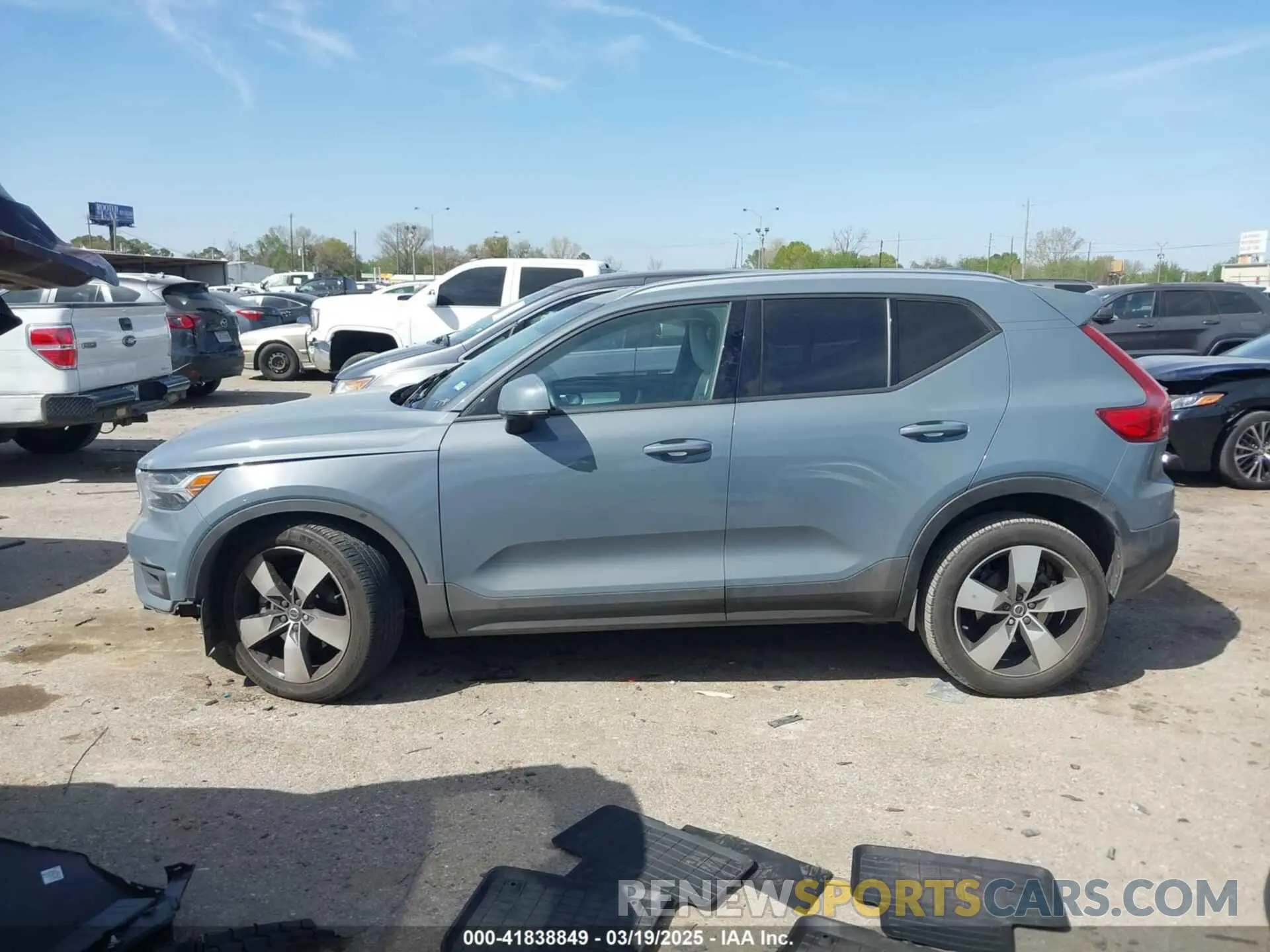 14 Photograph of a damaged car YV4162UK4M2477791 VOLVO XC40 2021