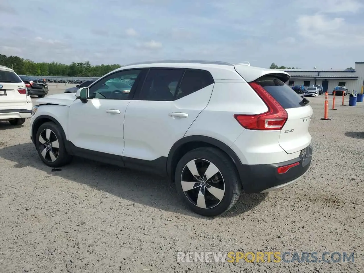 2 Photograph of a damaged car YV4162UK5M2439826 VOLVO XC40 2021