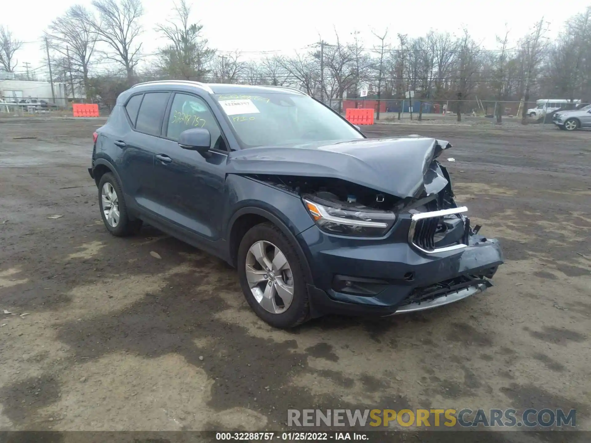 1 Photograph of a damaged car YV4162UK5M2561957 VOLVO XC40 2021