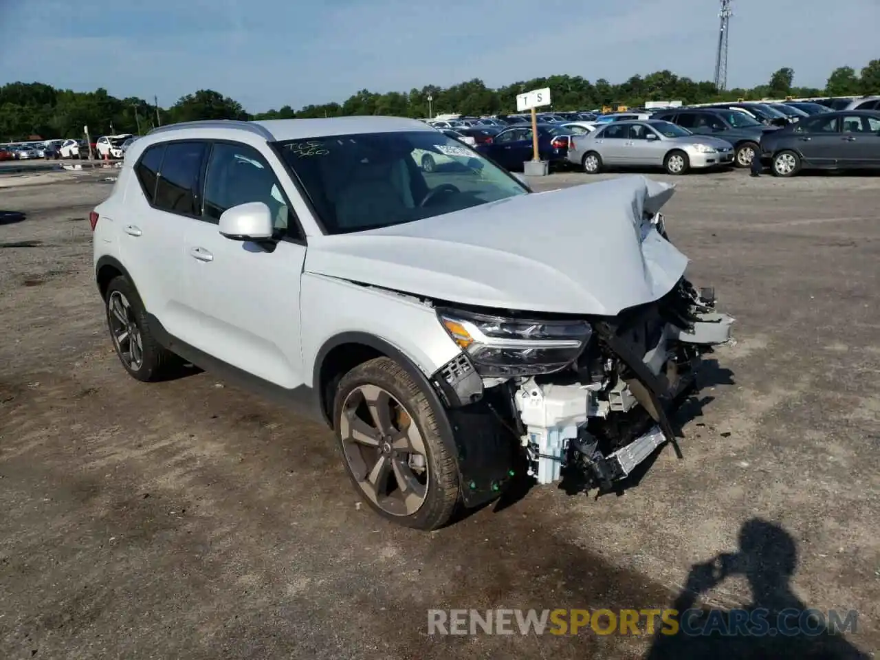 1 Photograph of a damaged car YV4162UK8M2475641 VOLVO XC40 2021