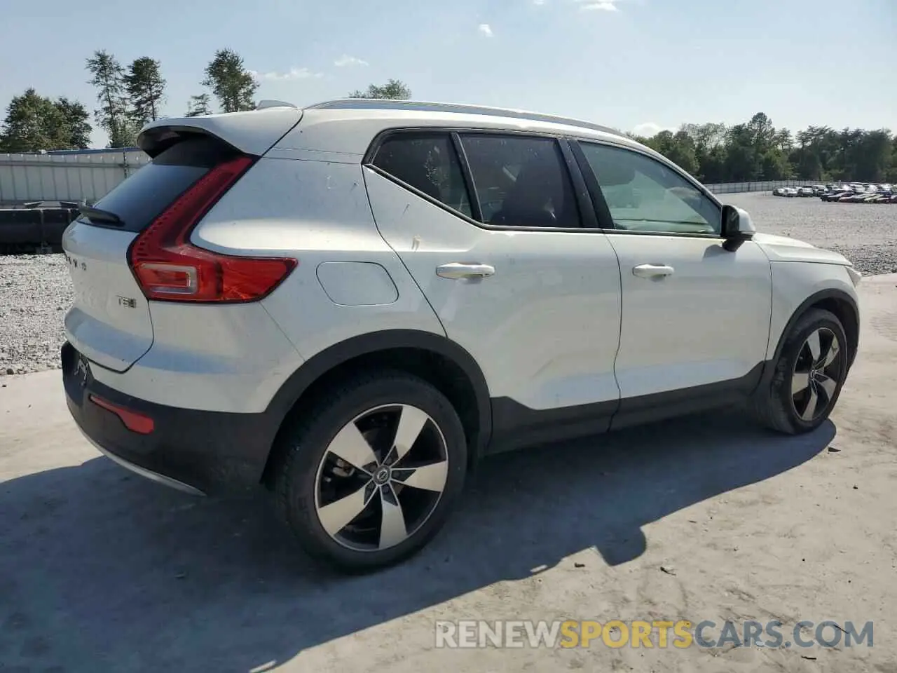 3 Photograph of a damaged car YV4162UK9M2432426 VOLVO XC40 2021