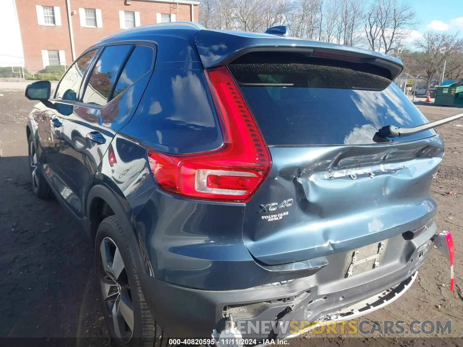 3 Photograph of a damaged car YV4162UK9M2575165 VOLVO XC40 2021