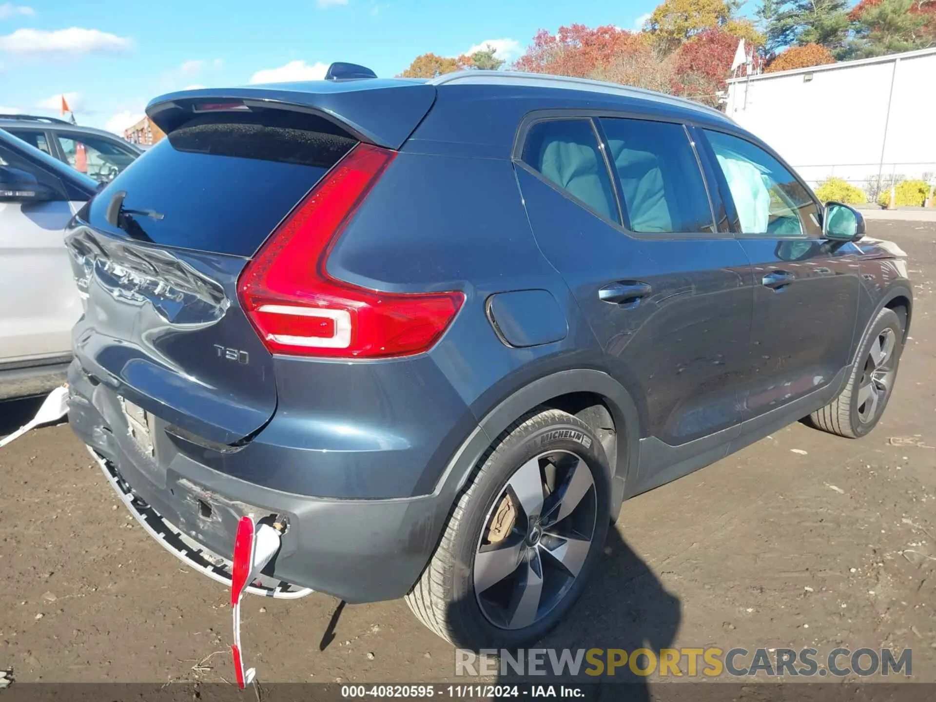 4 Photograph of a damaged car YV4162UK9M2575165 VOLVO XC40 2021