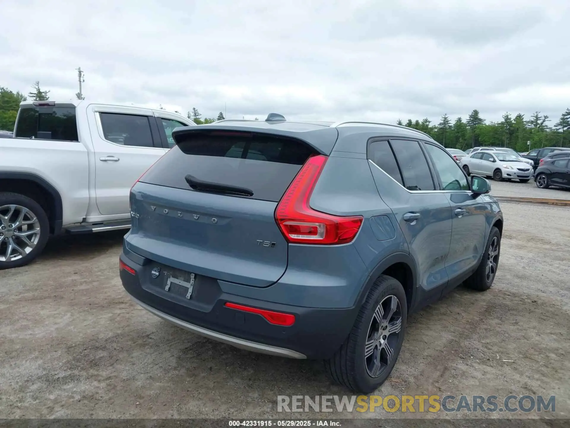 4 Photograph of a damaged car YV4162UL2M2432602 VOLVO XC40 2021