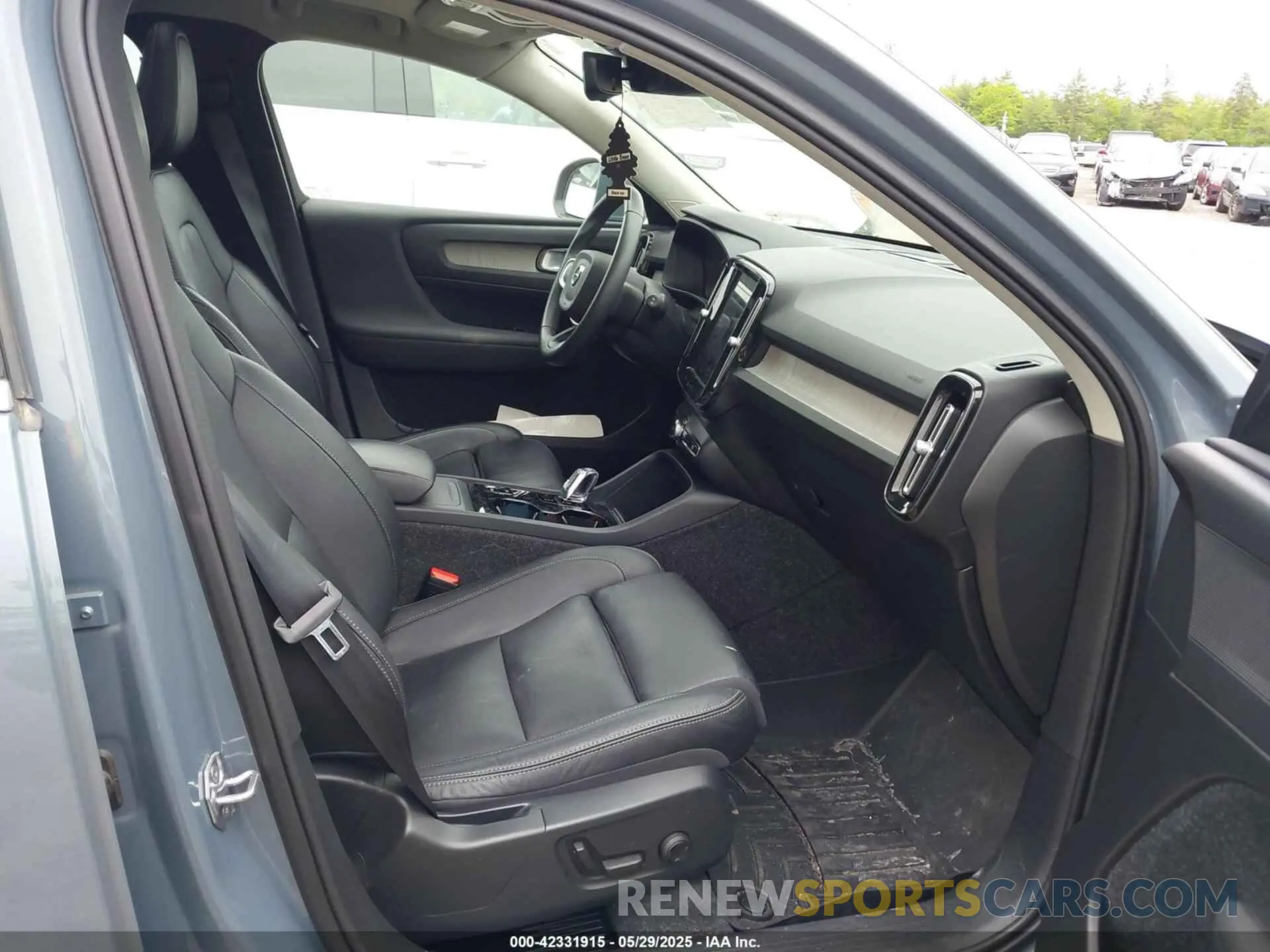 5 Photograph of a damaged car YV4162UL2M2432602 VOLVO XC40 2021