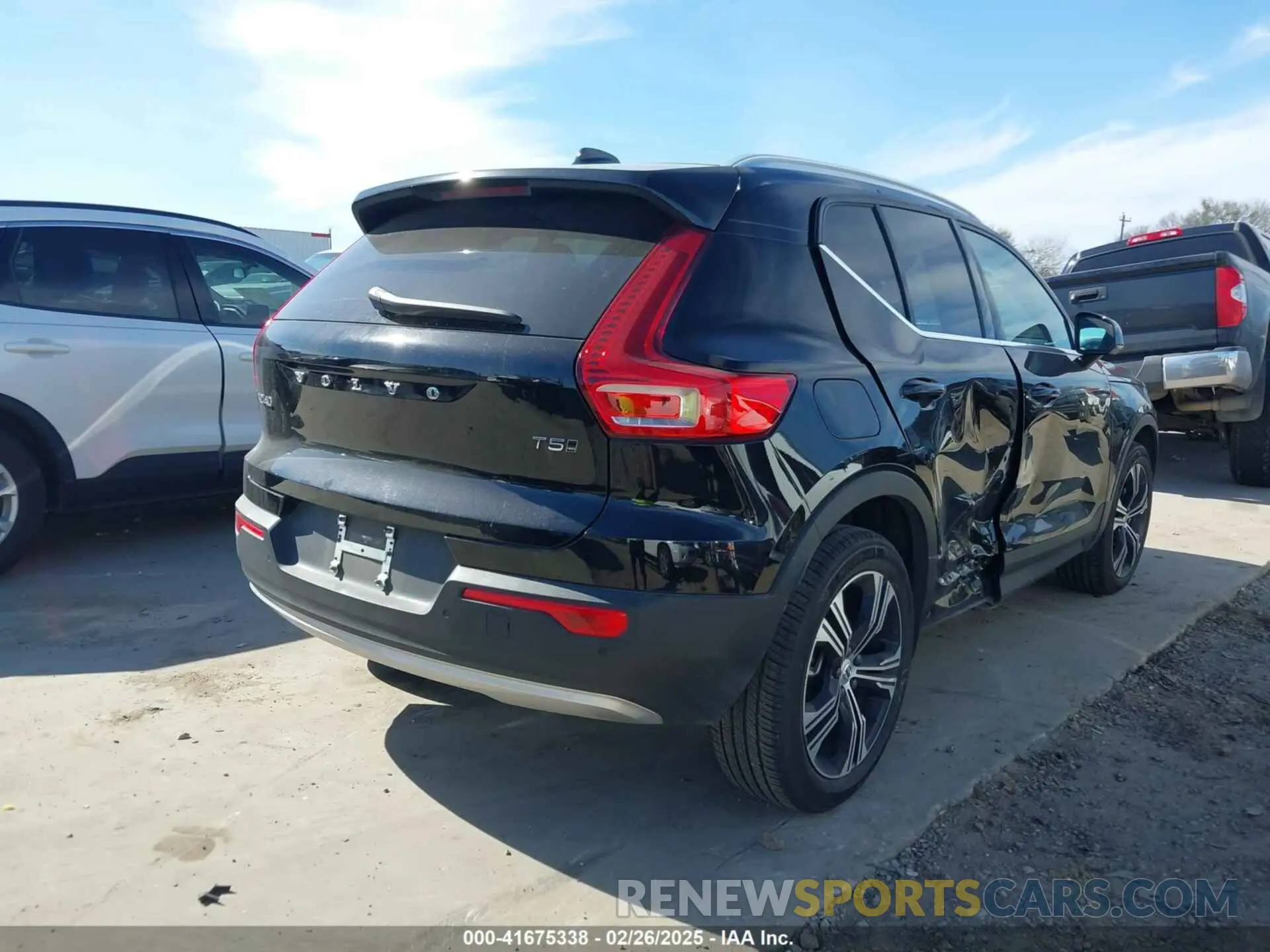 4 Photograph of a damaged car YV4162UL5M2569999 VOLVO XC40 2021