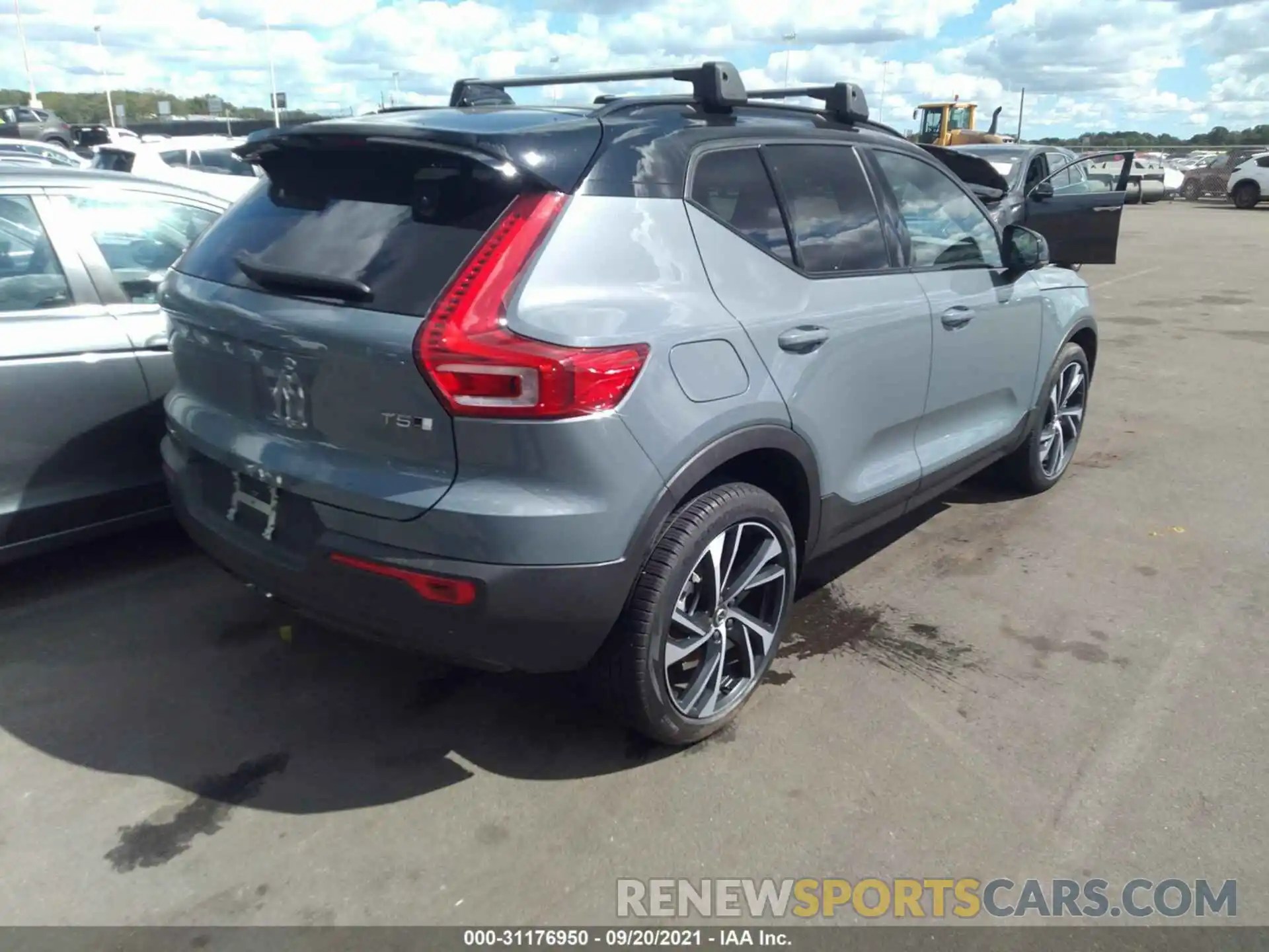 4 Photograph of a damaged car YV4162UM0M2449925 VOLVO XC40 2021