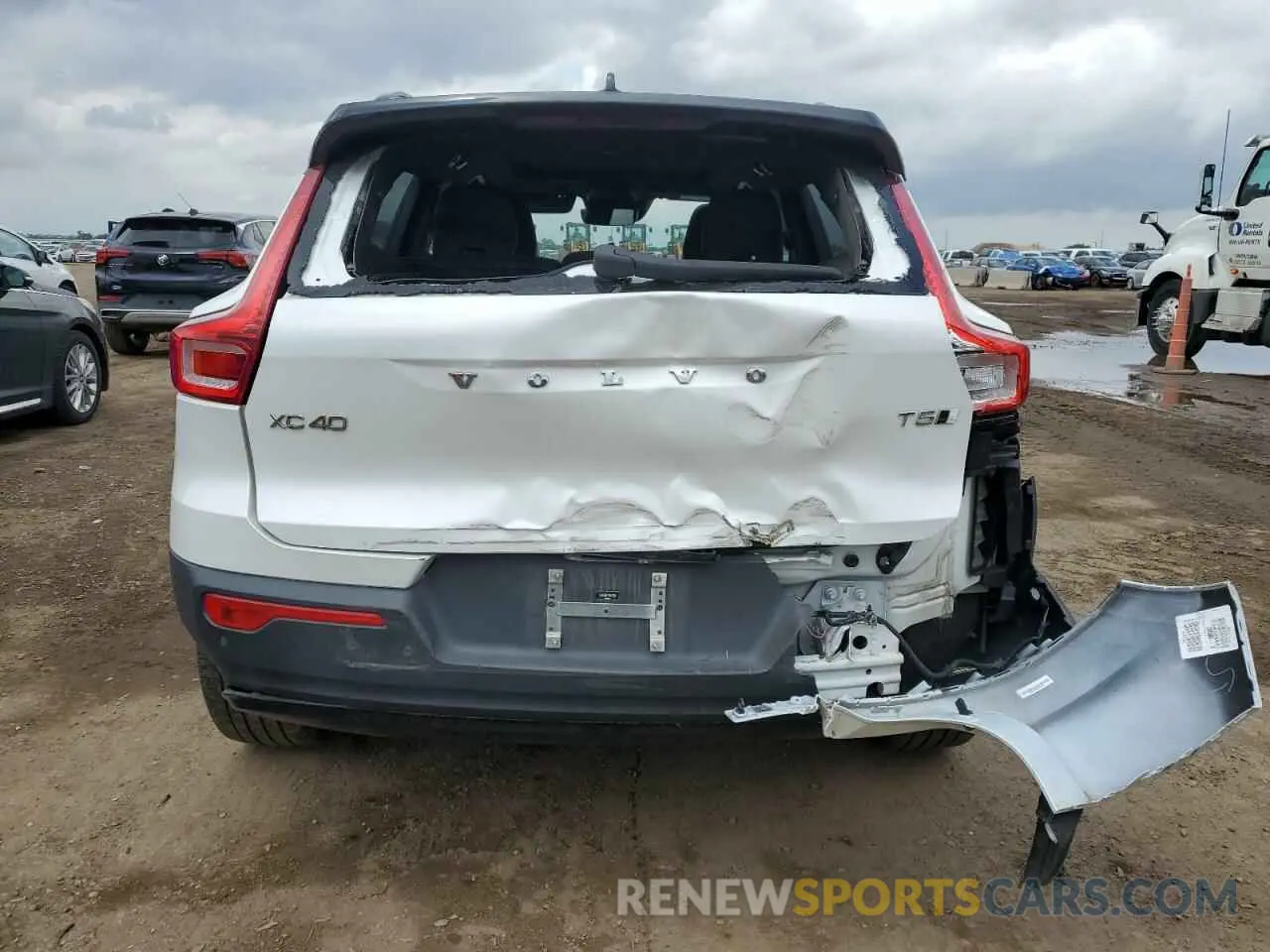 6 Photograph of a damaged car YV4162UM1M2422135 VOLVO XC40 2021