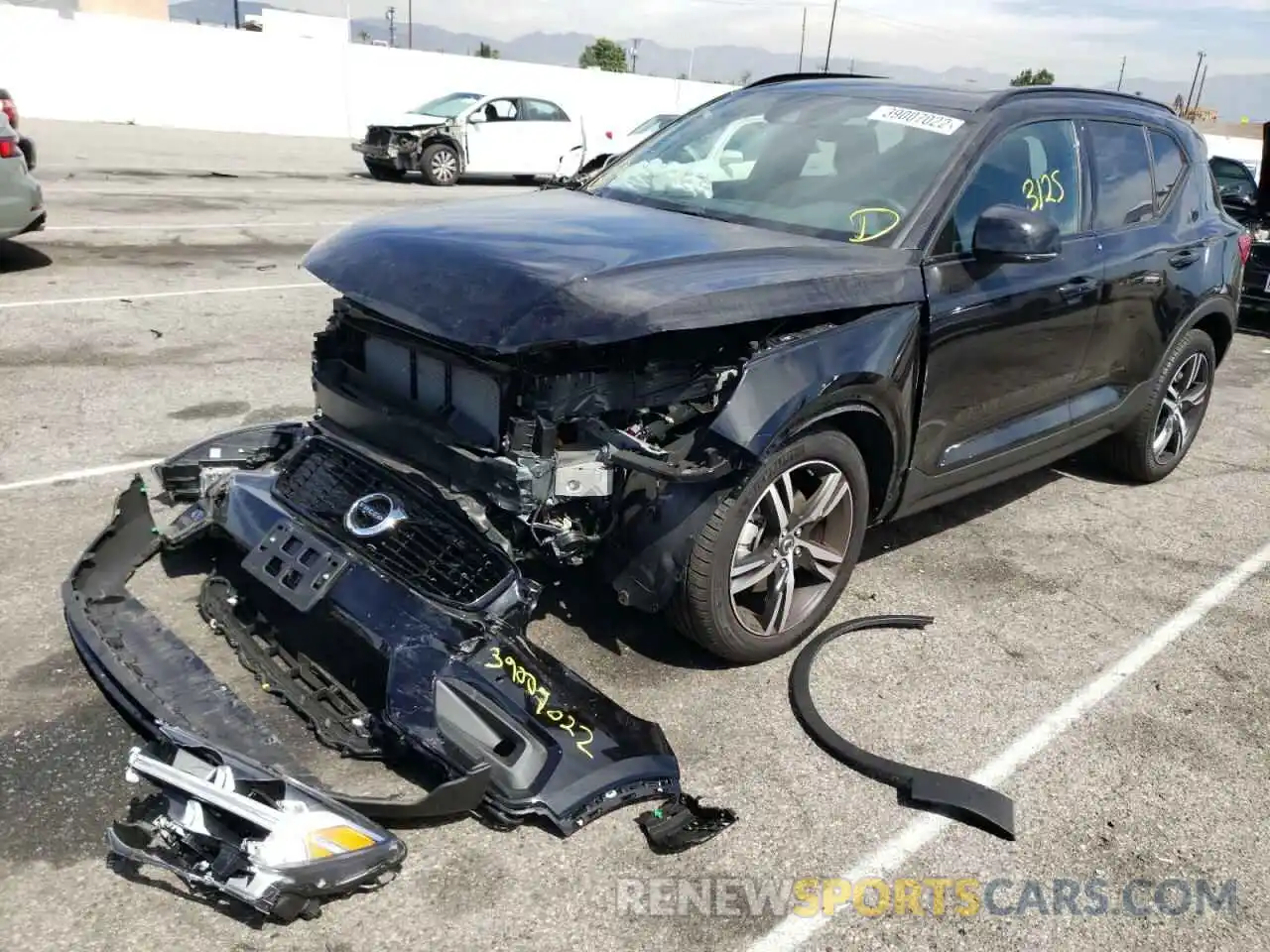 2 Photograph of a damaged car YV4162UM1M2593581 VOLVO XC40 2021