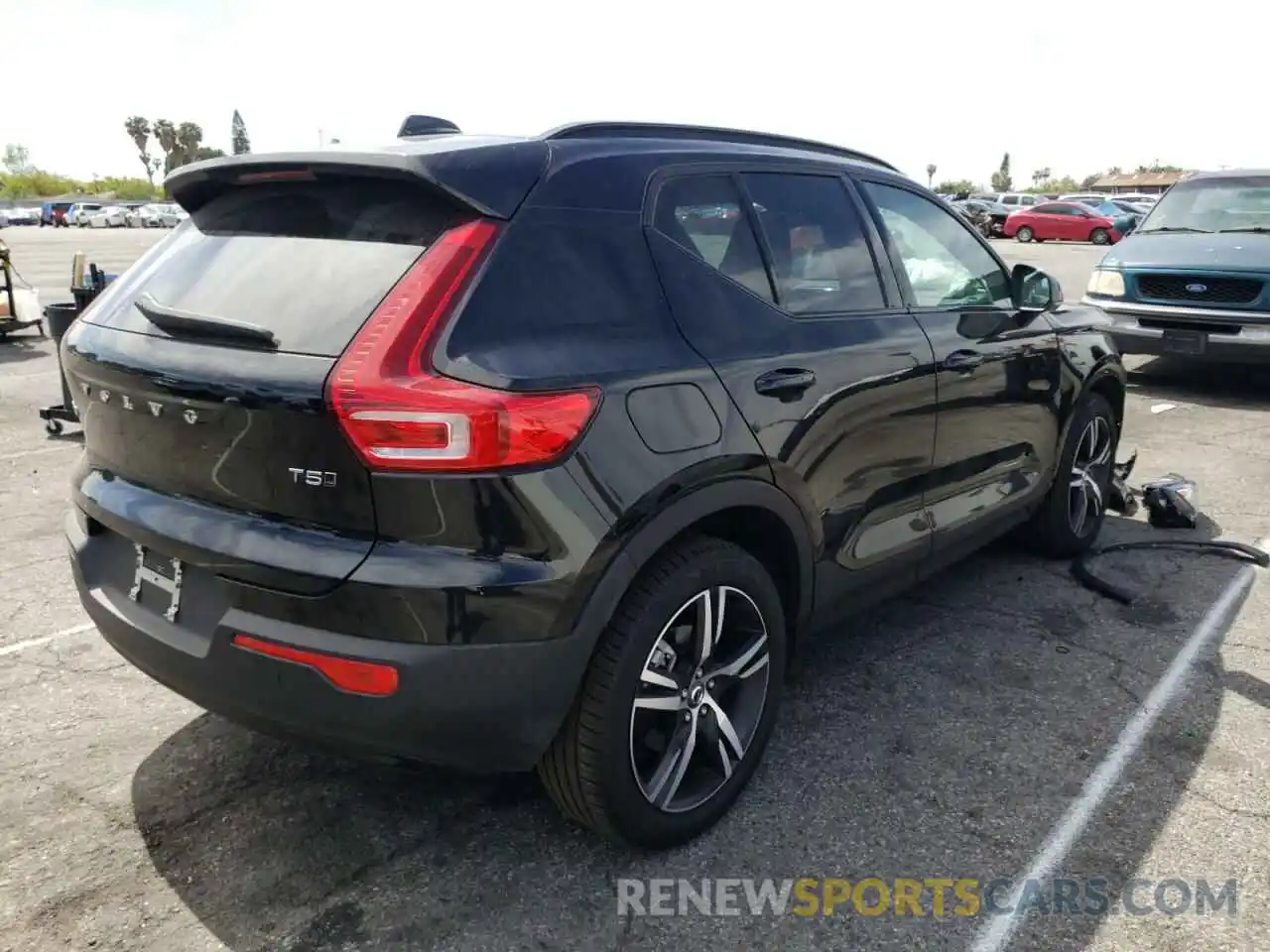 4 Photograph of a damaged car YV4162UM1M2593581 VOLVO XC40 2021