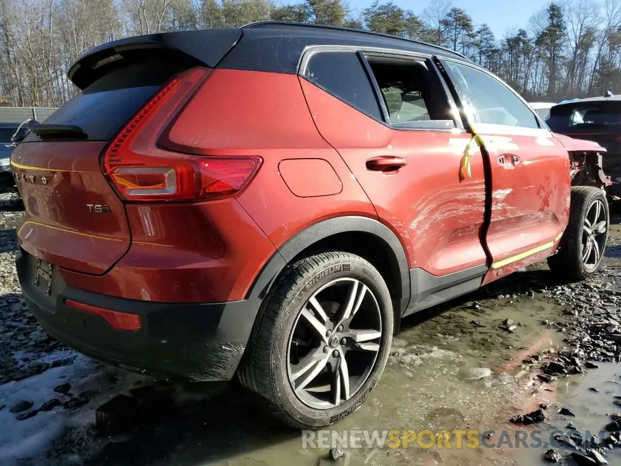 3 Photograph of a damaged car YV4162UM2M2462305 VOLVO XC40 2021