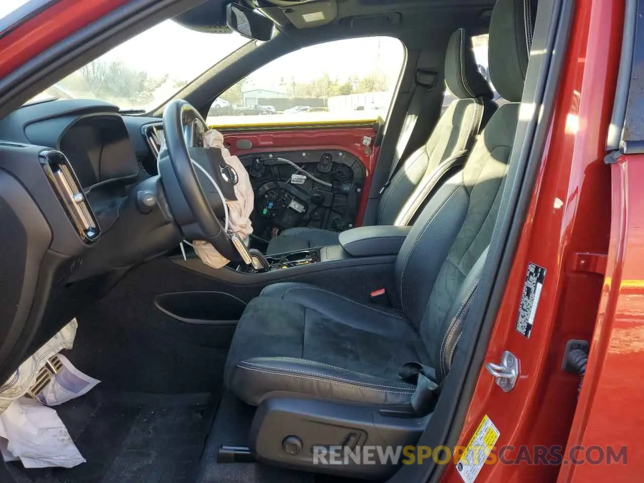 7 Photograph of a damaged car YV4162UM2M2462305 VOLVO XC40 2021