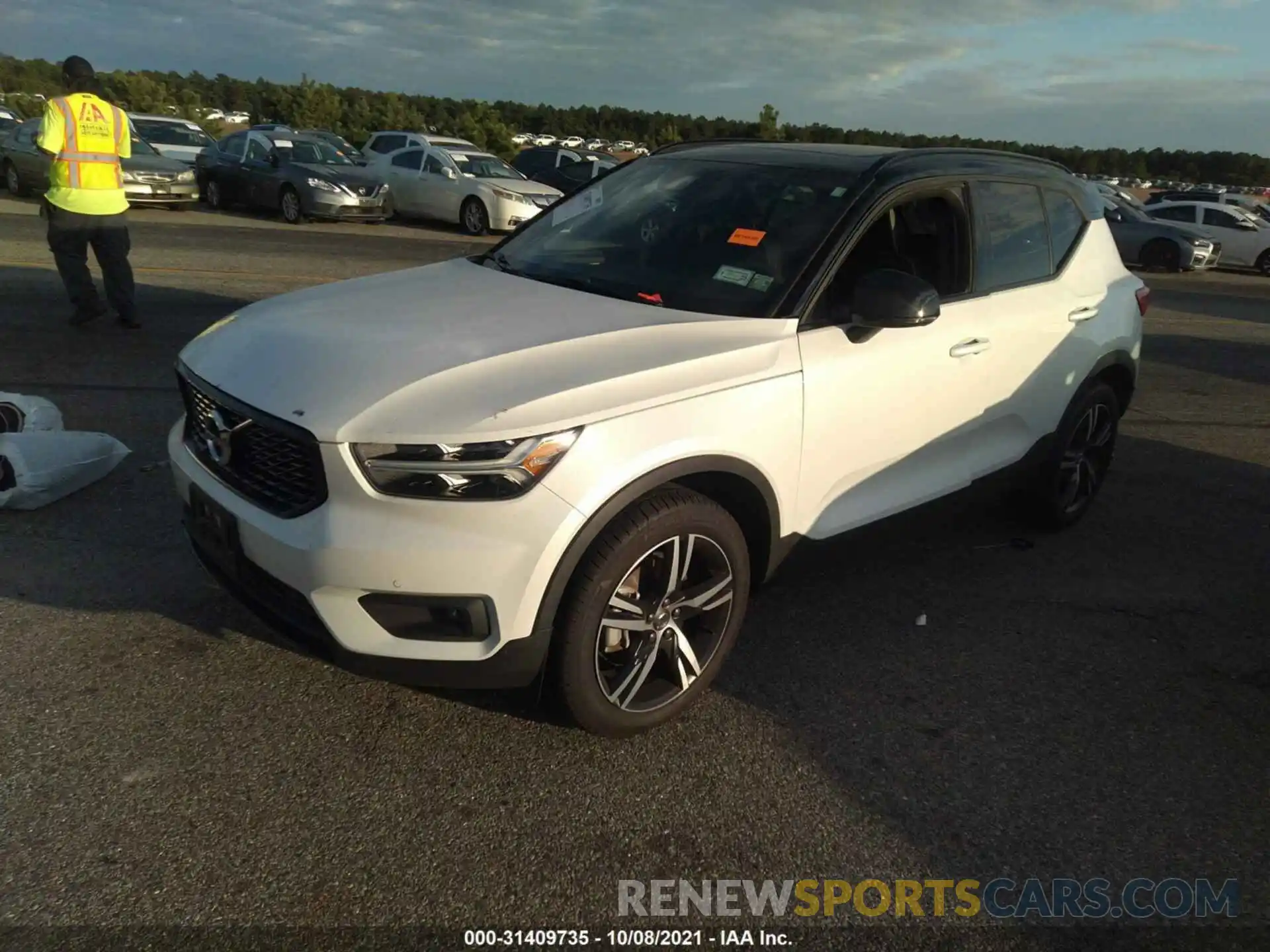 2 Photograph of a damaged car YV4162UM2M2487821 VOLVO XC40 2021