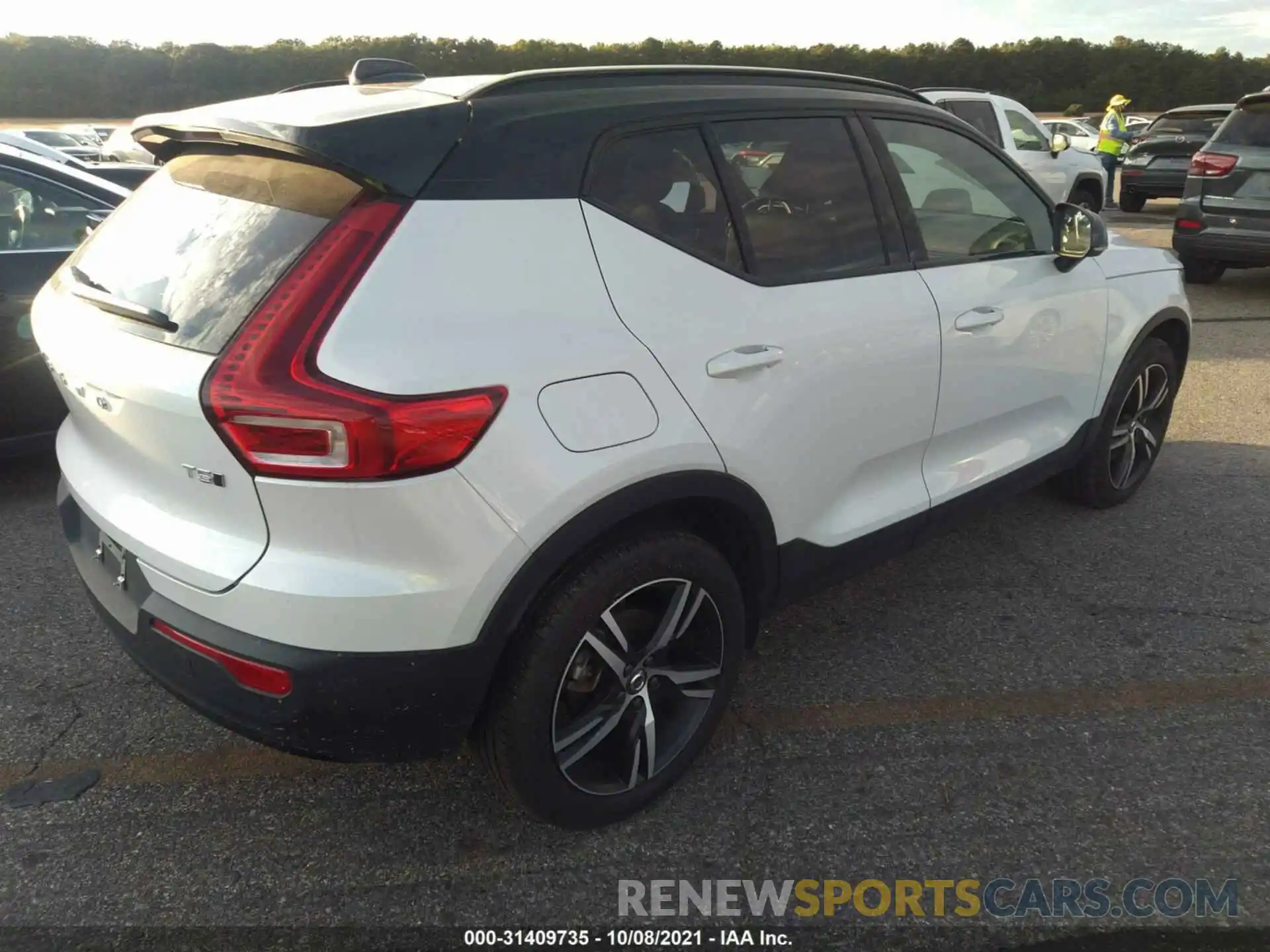 4 Photograph of a damaged car YV4162UM2M2487821 VOLVO XC40 2021