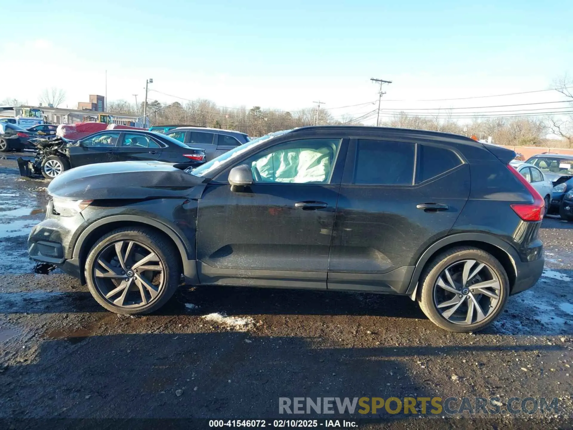 14 Photograph of a damaged car YV4162UM3M2435422 VOLVO XC40 2021