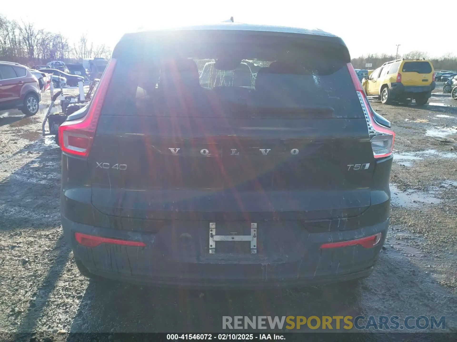 16 Photograph of a damaged car YV4162UM3M2435422 VOLVO XC40 2021