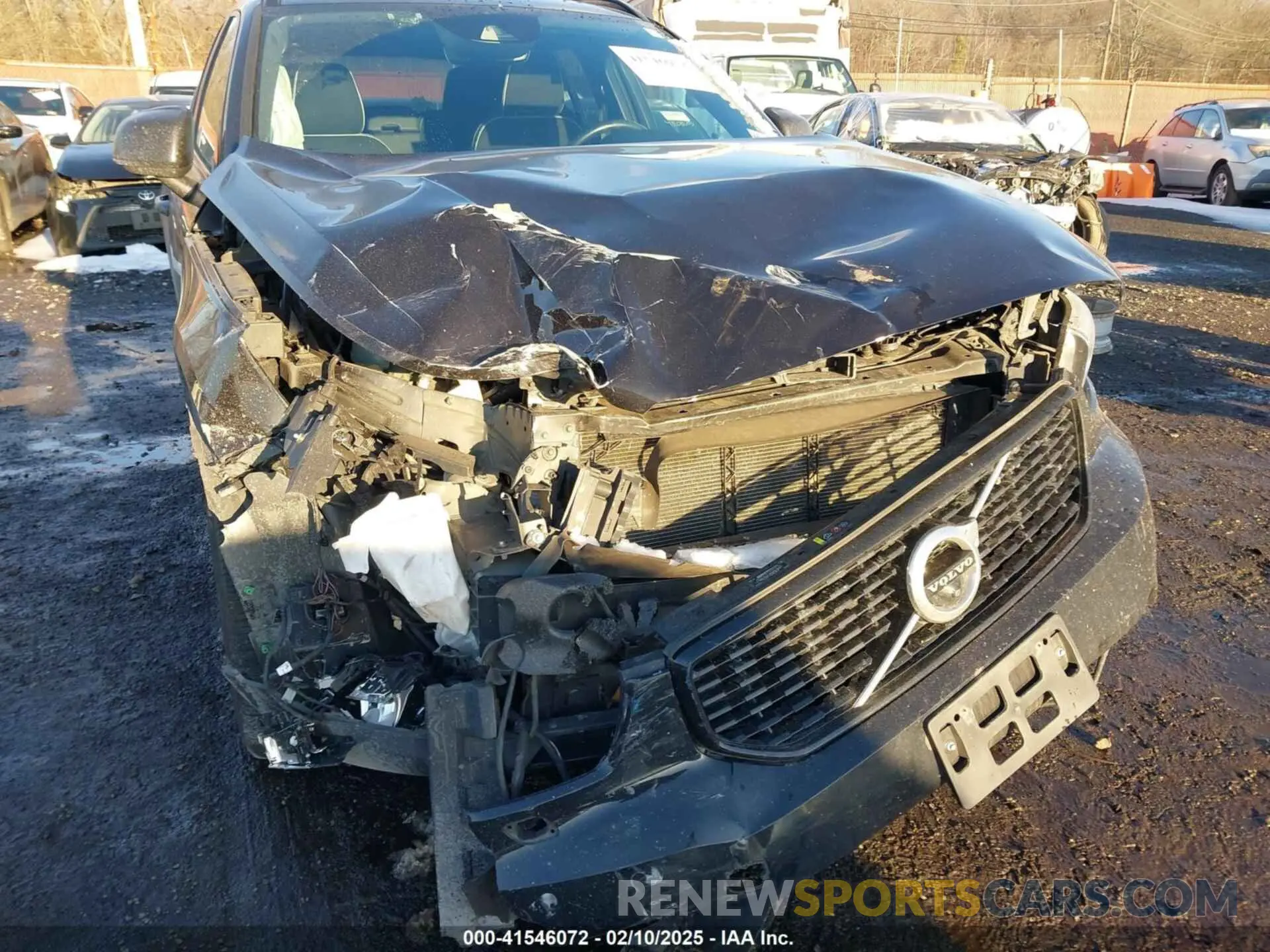 17 Photograph of a damaged car YV4162UM3M2435422 VOLVO XC40 2021