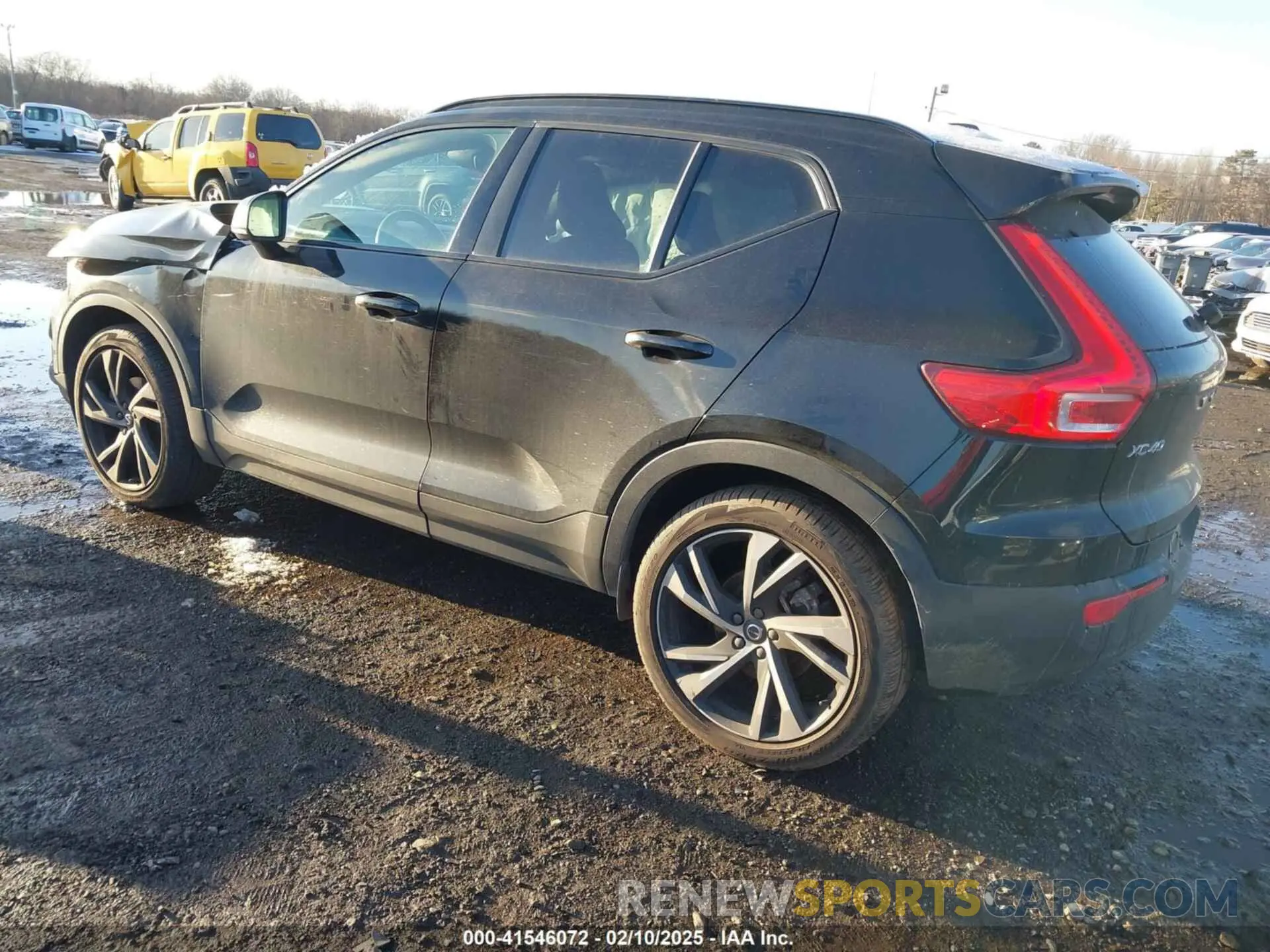 3 Photograph of a damaged car YV4162UM3M2435422 VOLVO XC40 2021