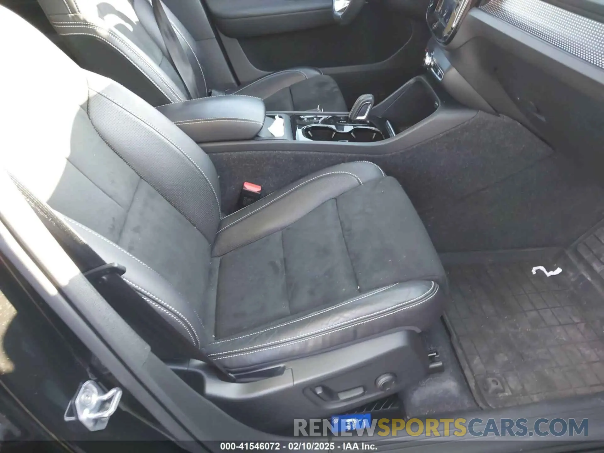 5 Photograph of a damaged car YV4162UM3M2435422 VOLVO XC40 2021