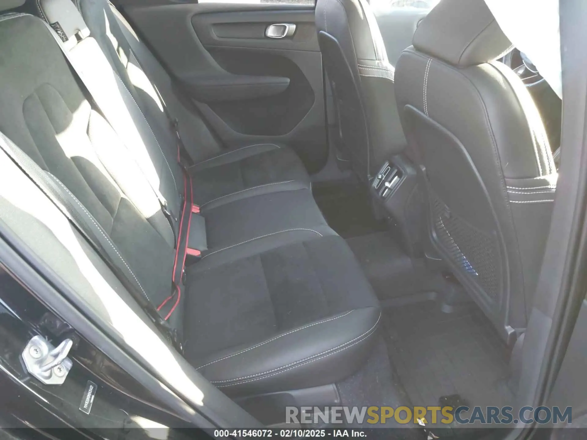 8 Photograph of a damaged car YV4162UM3M2435422 VOLVO XC40 2021