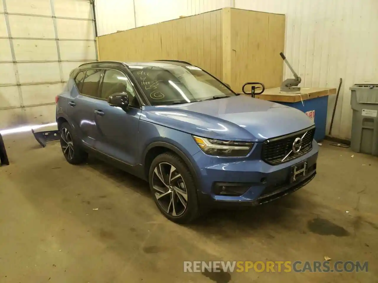 1 Photograph of a damaged car YV4162UM3M2465228 VOLVO XC40 2021