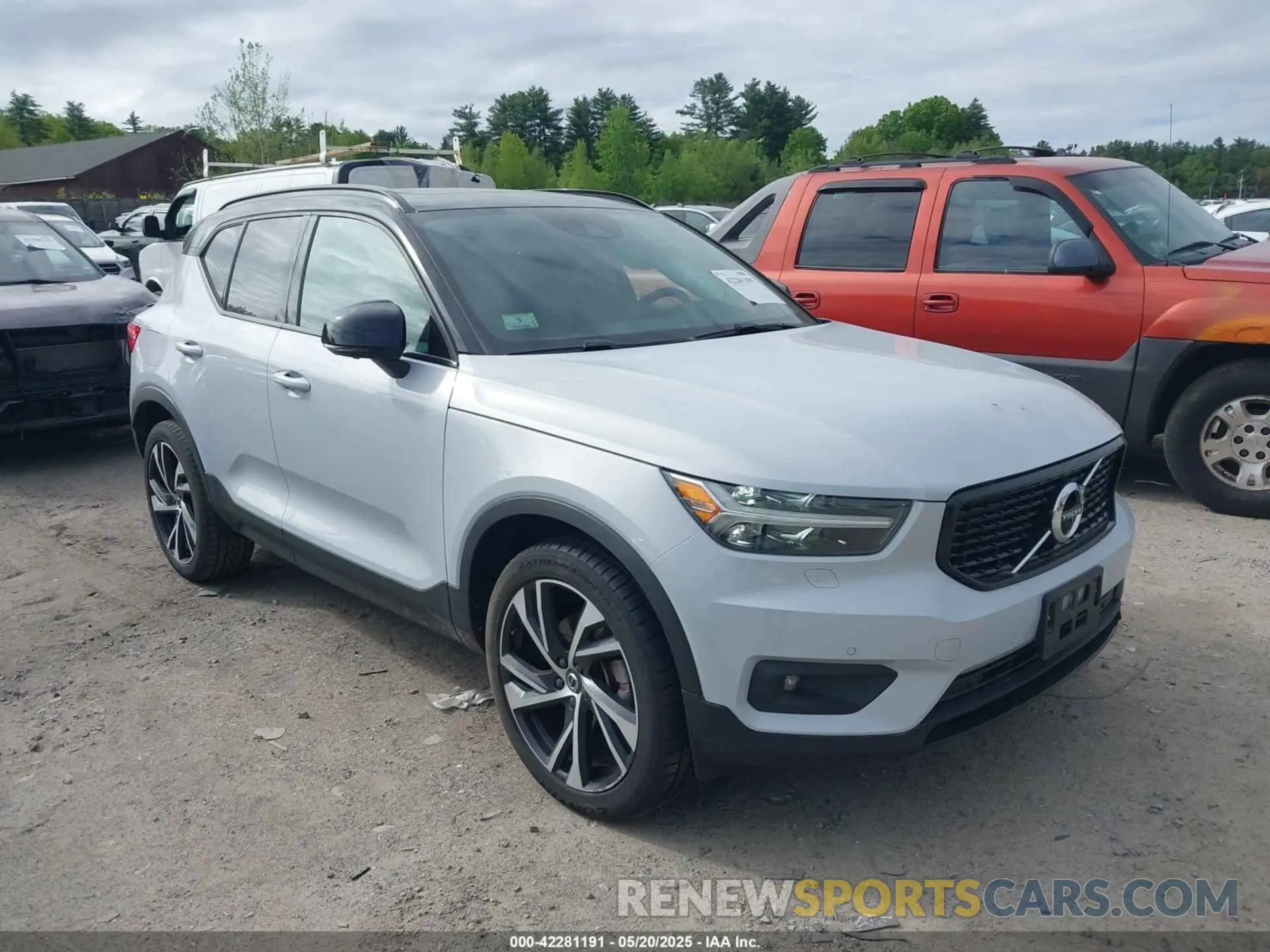 1 Photograph of a damaged car YV4162UM4M2397599 VOLVO XC40 2021