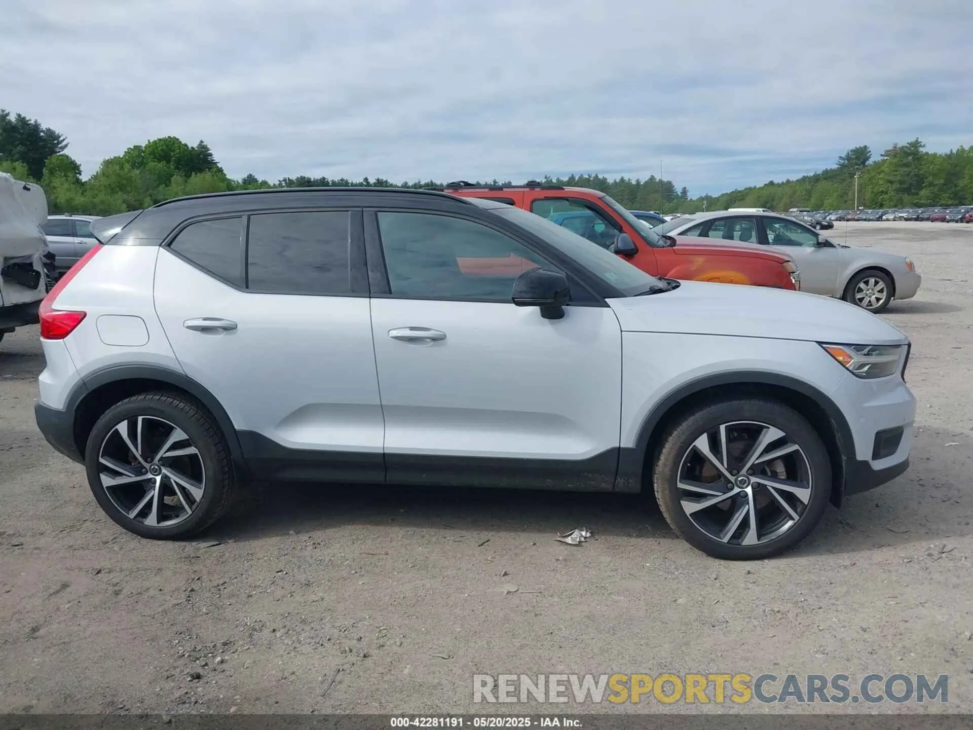 13 Photograph of a damaged car YV4162UM4M2397599 VOLVO XC40 2021