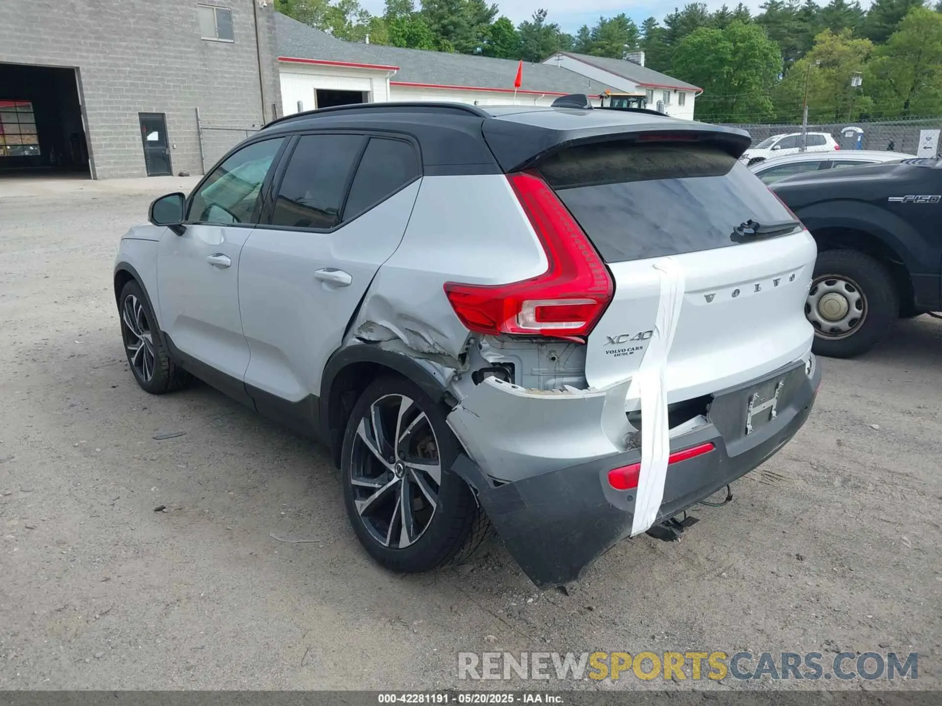 3 Photograph of a damaged car YV4162UM4M2397599 VOLVO XC40 2021