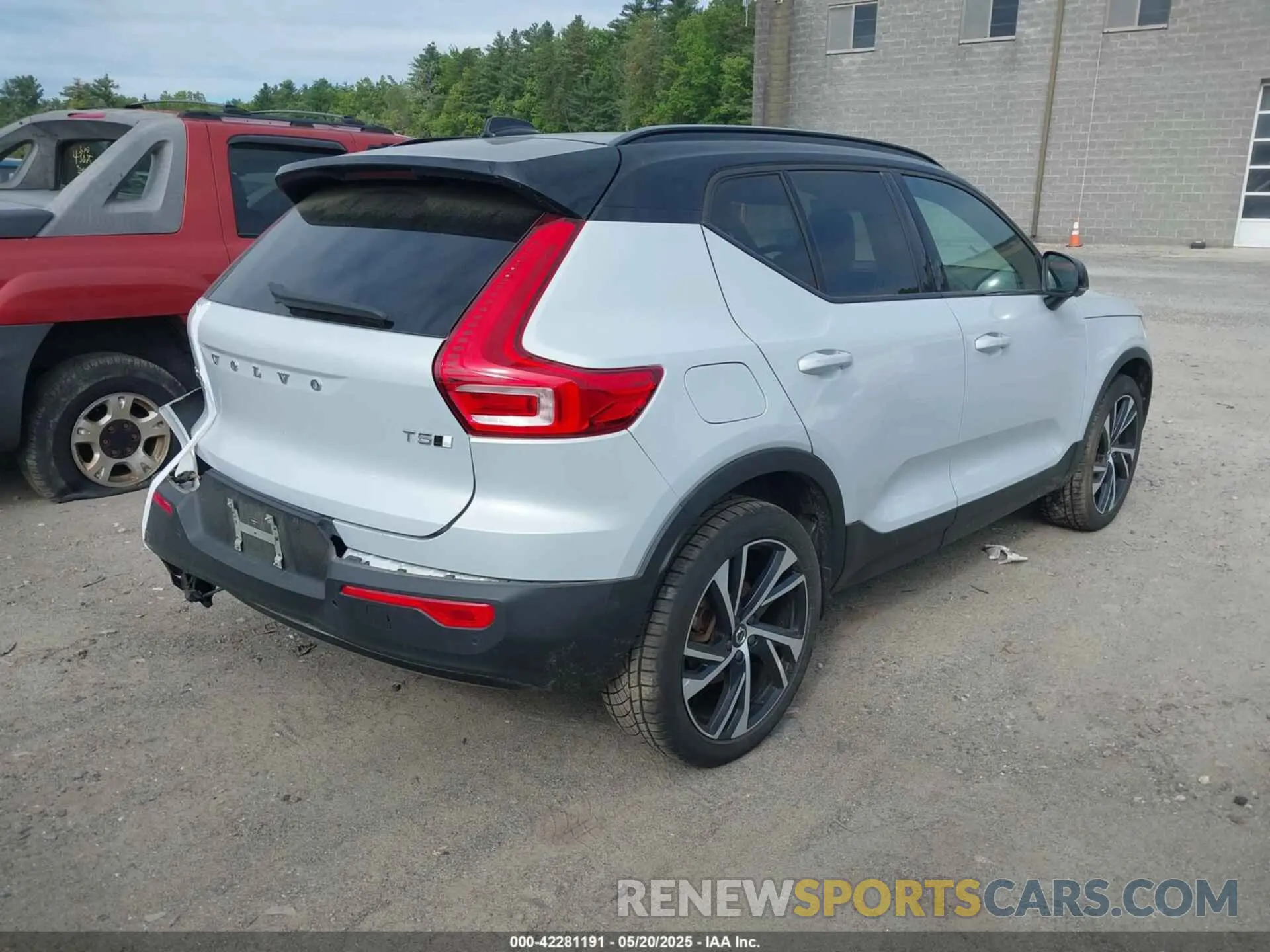 4 Photograph of a damaged car YV4162UM4M2397599 VOLVO XC40 2021