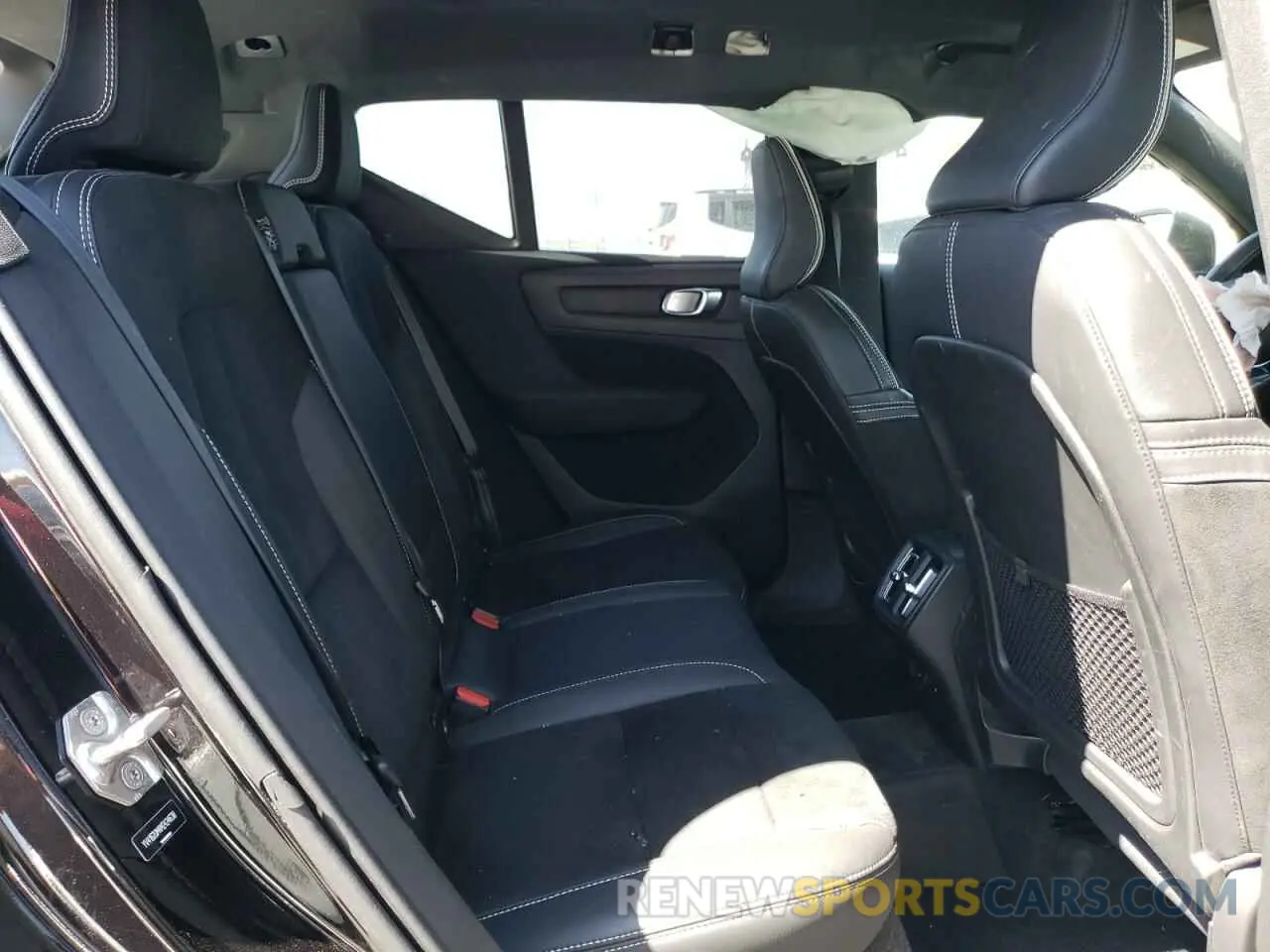 11 Photograph of a damaged car YV4162UM4M2424638 VOLVO XC40 2021