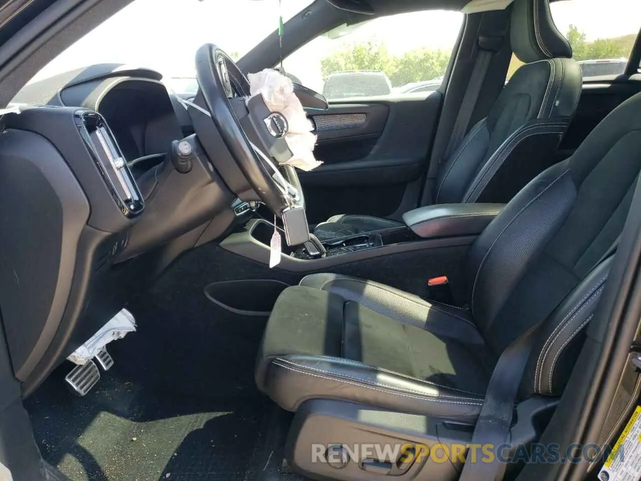7 Photograph of a damaged car YV4162UM4M2424638 VOLVO XC40 2021