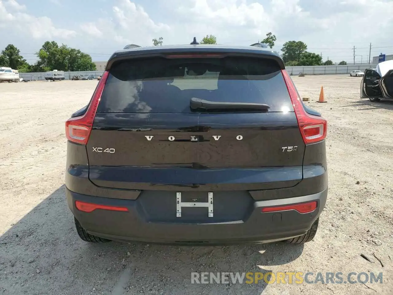6 Photograph of a damaged car YV4162UM4M2493829 VOLVO XC40 2021