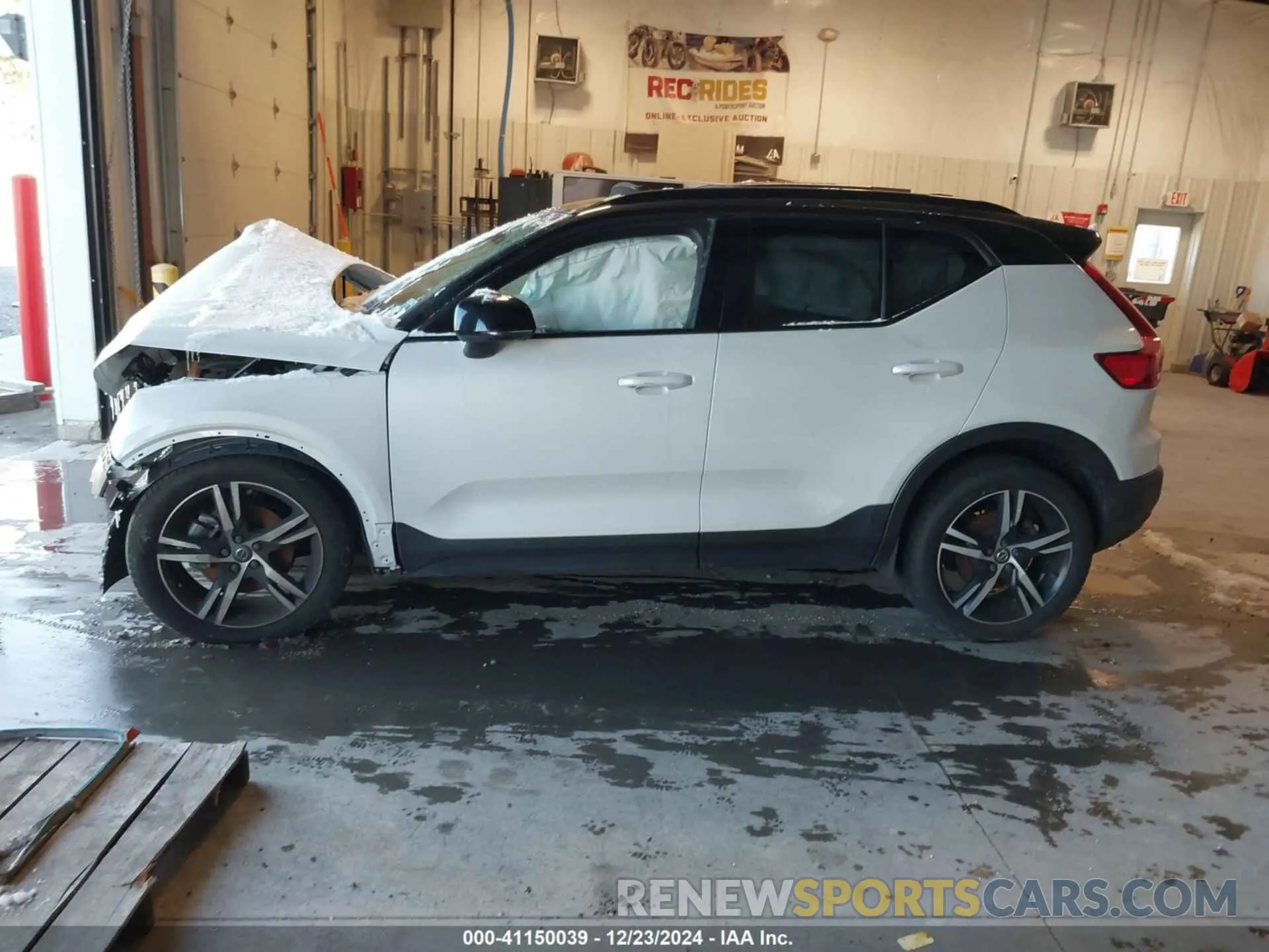 13 Photograph of a damaged car YV4162UM4M2510905 VOLVO XC40 2021