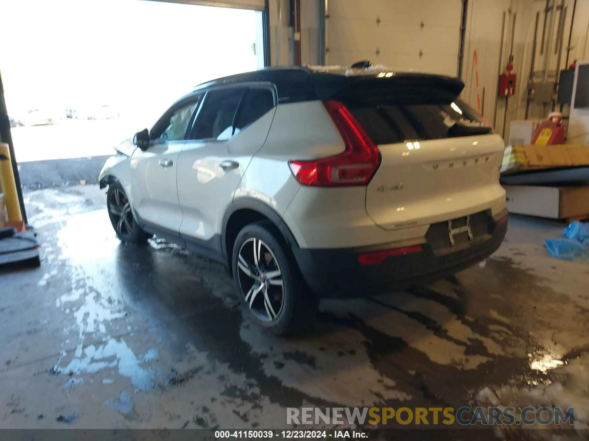 3 Photograph of a damaged car YV4162UM4M2510905 VOLVO XC40 2021