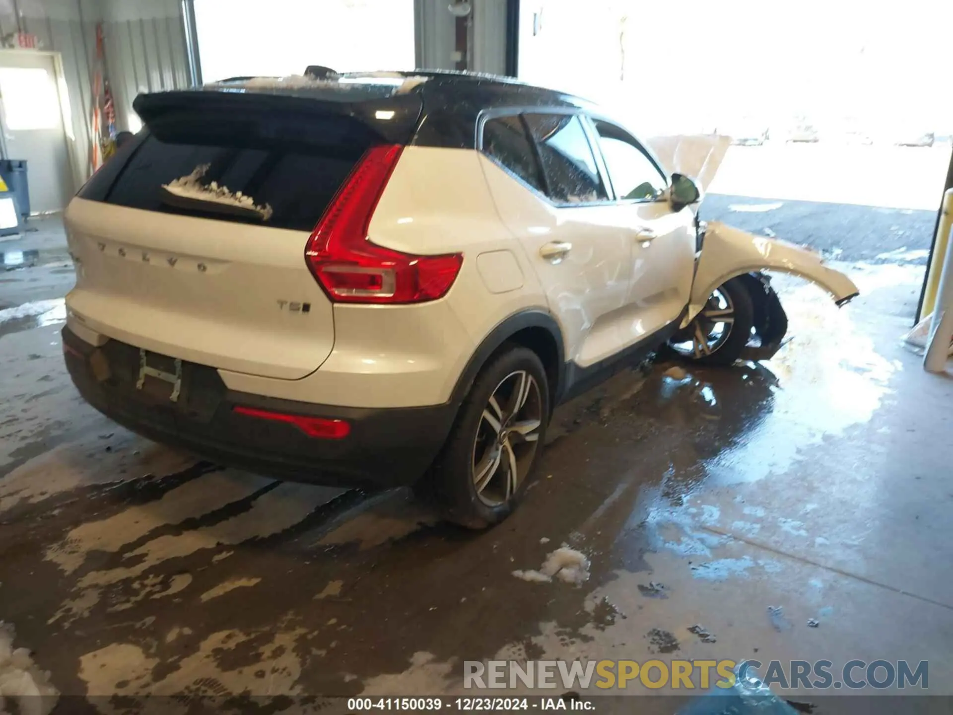 4 Photograph of a damaged car YV4162UM4M2510905 VOLVO XC40 2021