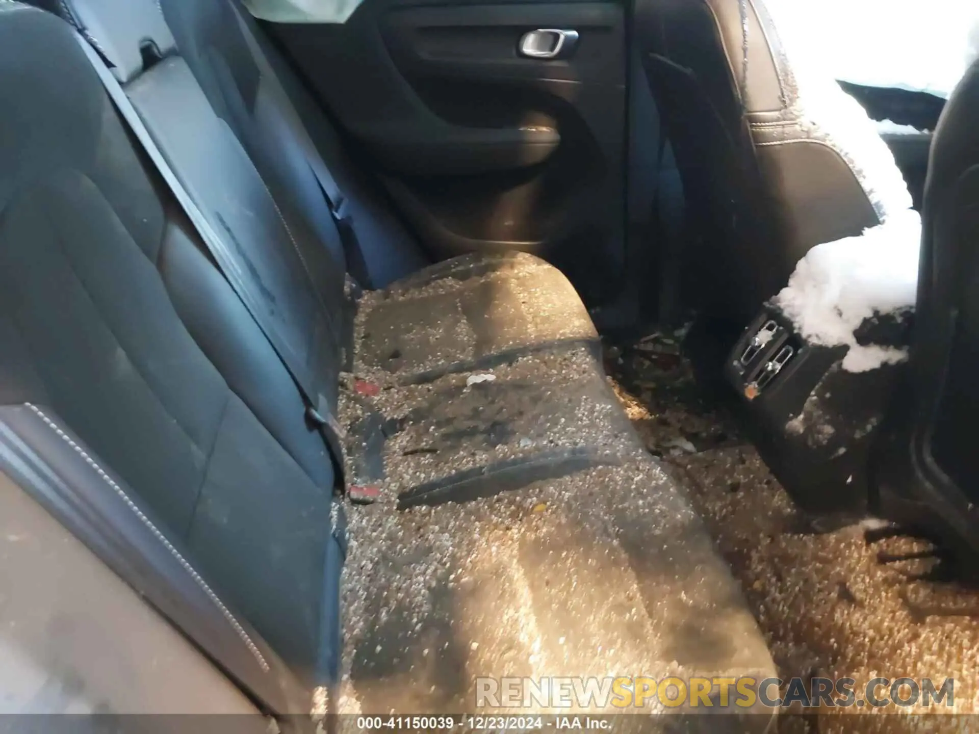 8 Photograph of a damaged car YV4162UM4M2510905 VOLVO XC40 2021
